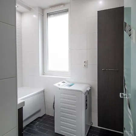 Spacious 3-room With Free Parking Near Stadium *