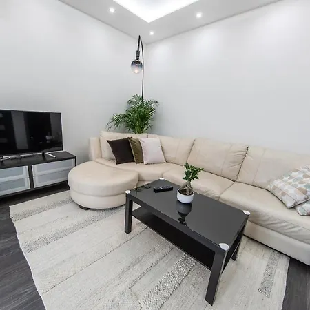 Spacious 3-room With Free Parking Near Stadium * Budapest