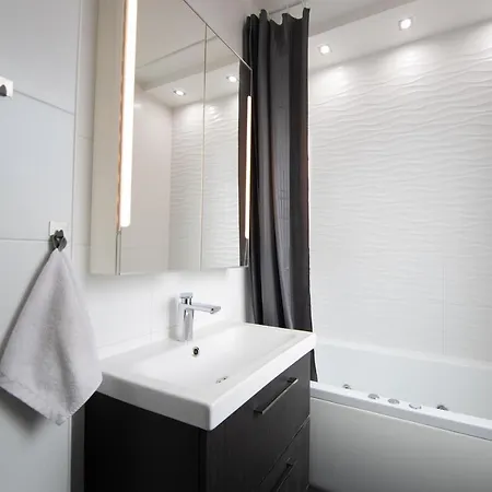 Spacious 3-room With Free Parking Near Stadium