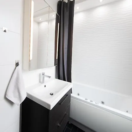 Lejlighed Spacious 3-room With Free Parking Near Stadium *