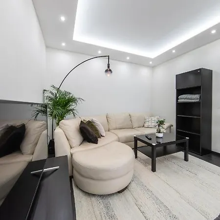 Spacious 3-room With Free Parking Near Stadium