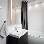 Spacious 3-room With Free Parking Near Stadium