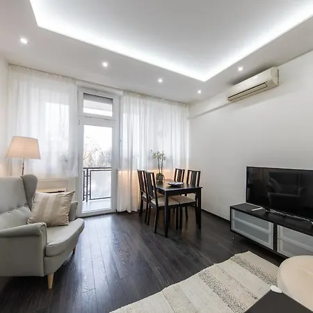 Spacious 3-room With Free Parking Near Stadium *